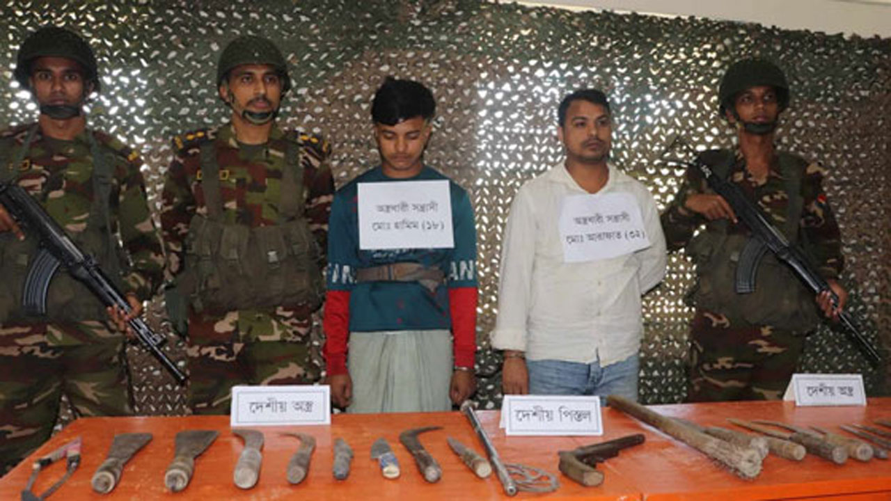 বোয়ালখালীতে অস্ত্রসহ গ্রেপ্তার ২